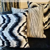 DN08. Black and white pillows. 